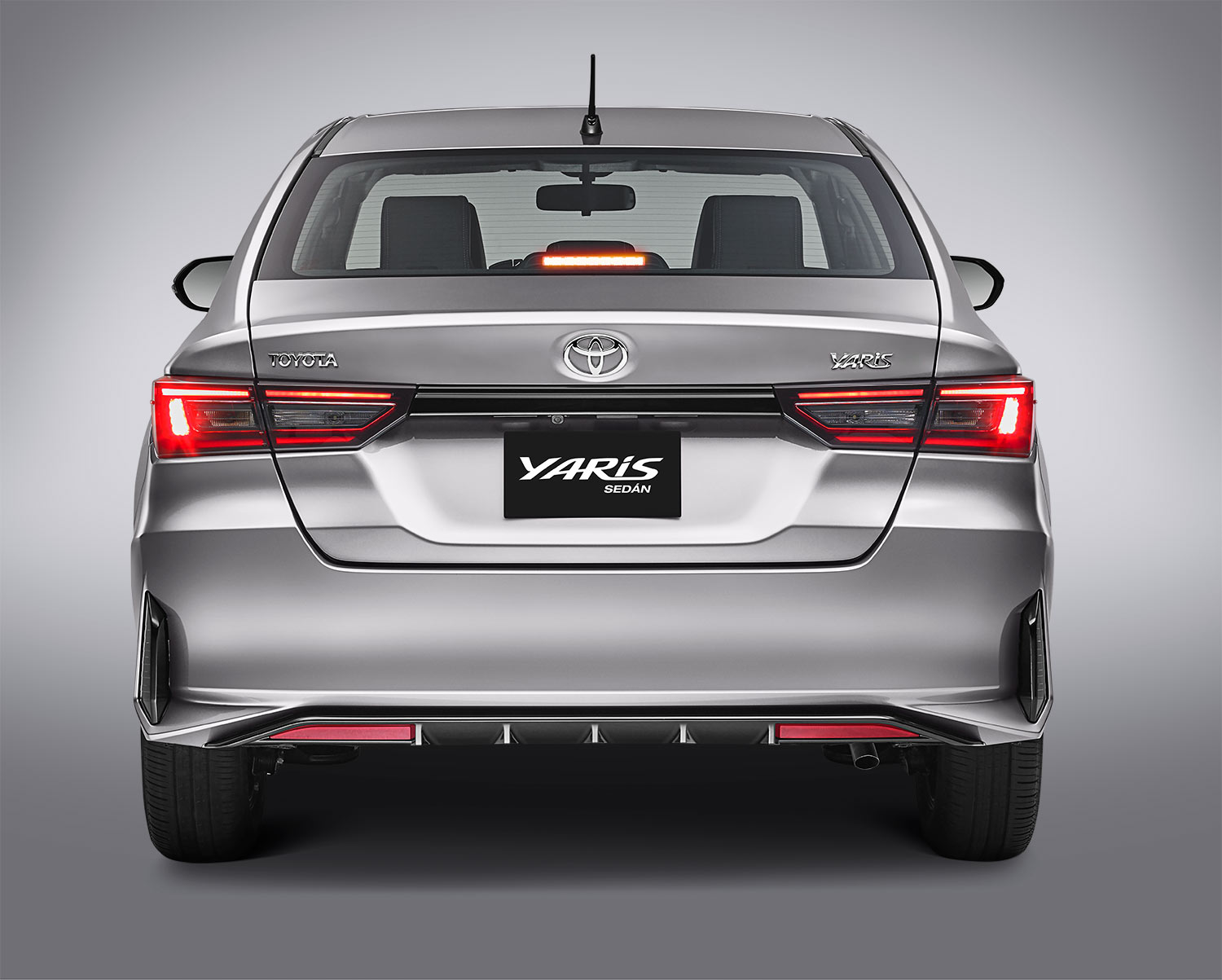 Toyota Yaris Sedán 2023 en México parte posterior con faros LED, cajuela, emblema y luz de freno