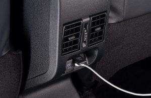 Toyota Yaris Sedán 2023 en México interior con USB y tomas de aire en la parte posterior