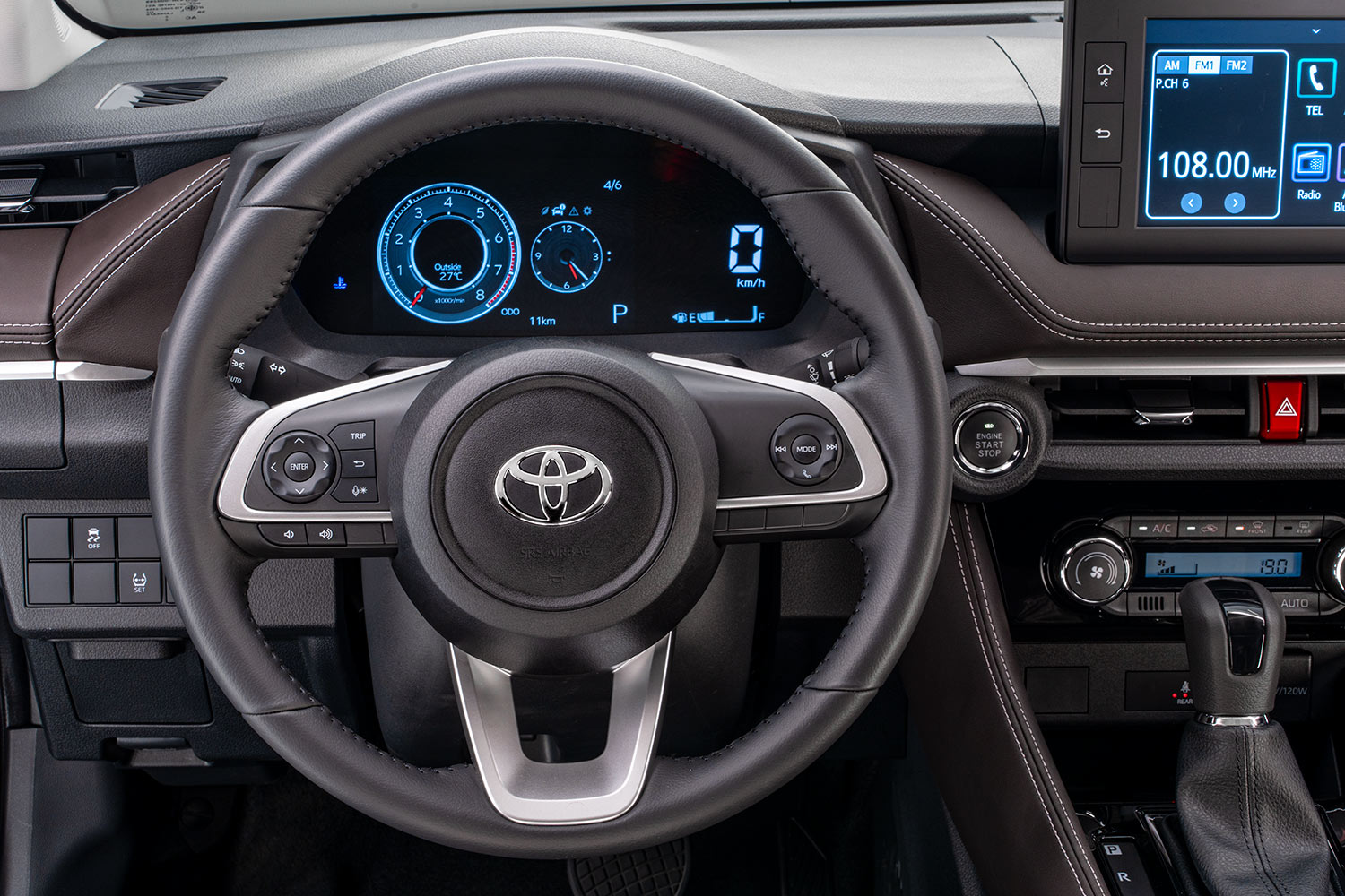 Toyota Yaris Sedán 2023 en México interior con volante con controles y clúster a color