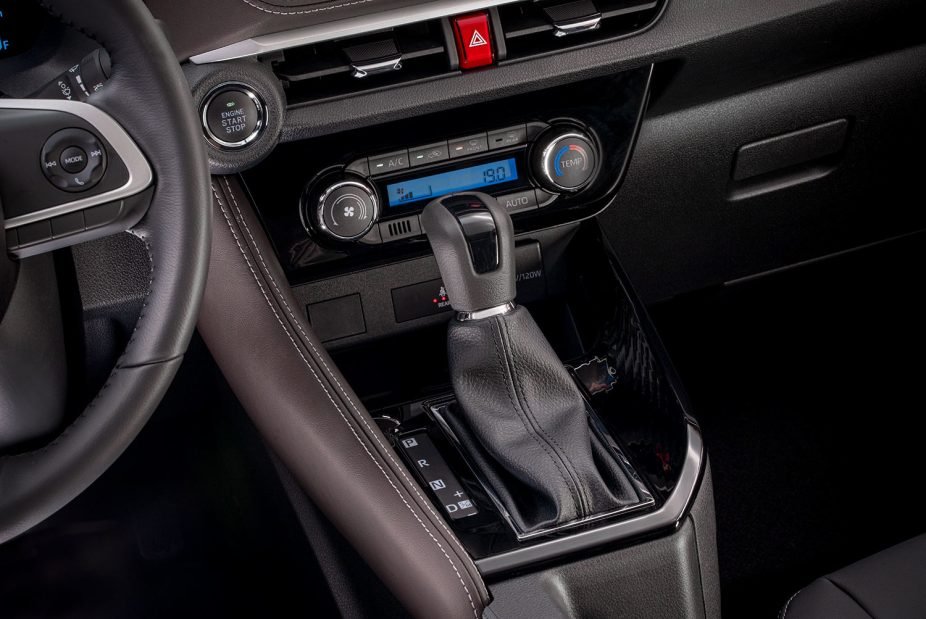 Toyota Yaris Sedán 2023 en México interior con palanca de velocidades, aire acondicionado