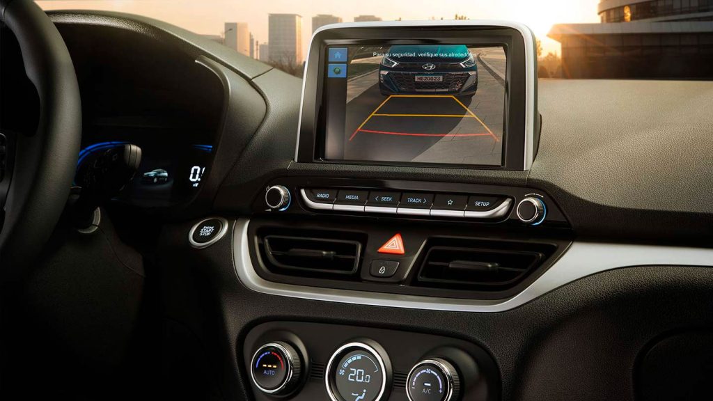 Hyundai HB20 Sedán 2023 en México interiores, pantalla touch con Android Auto y Apple CarPlay, cámara de reversa