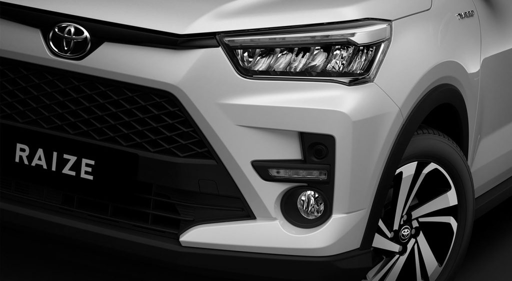 Toyota Raize 2023 color blanco faros LED y faros anti niebla
