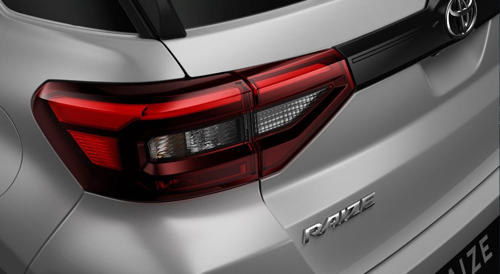 Toyota Raize 2023 en México posterior faros LED y logotipo del modelo
