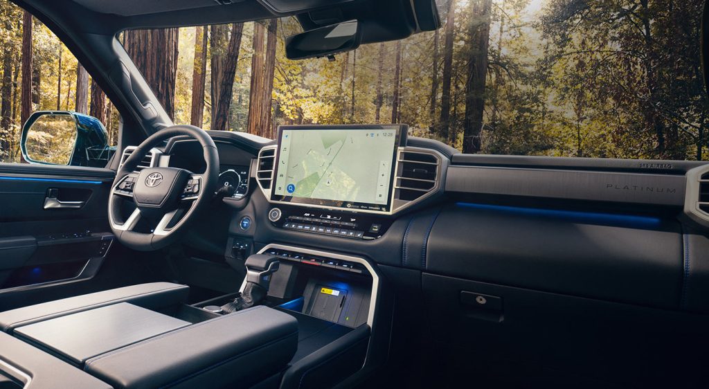 Toyota Sequoia 2023 híbrida en México interior lujosos con pantalla de 14 pulgadas