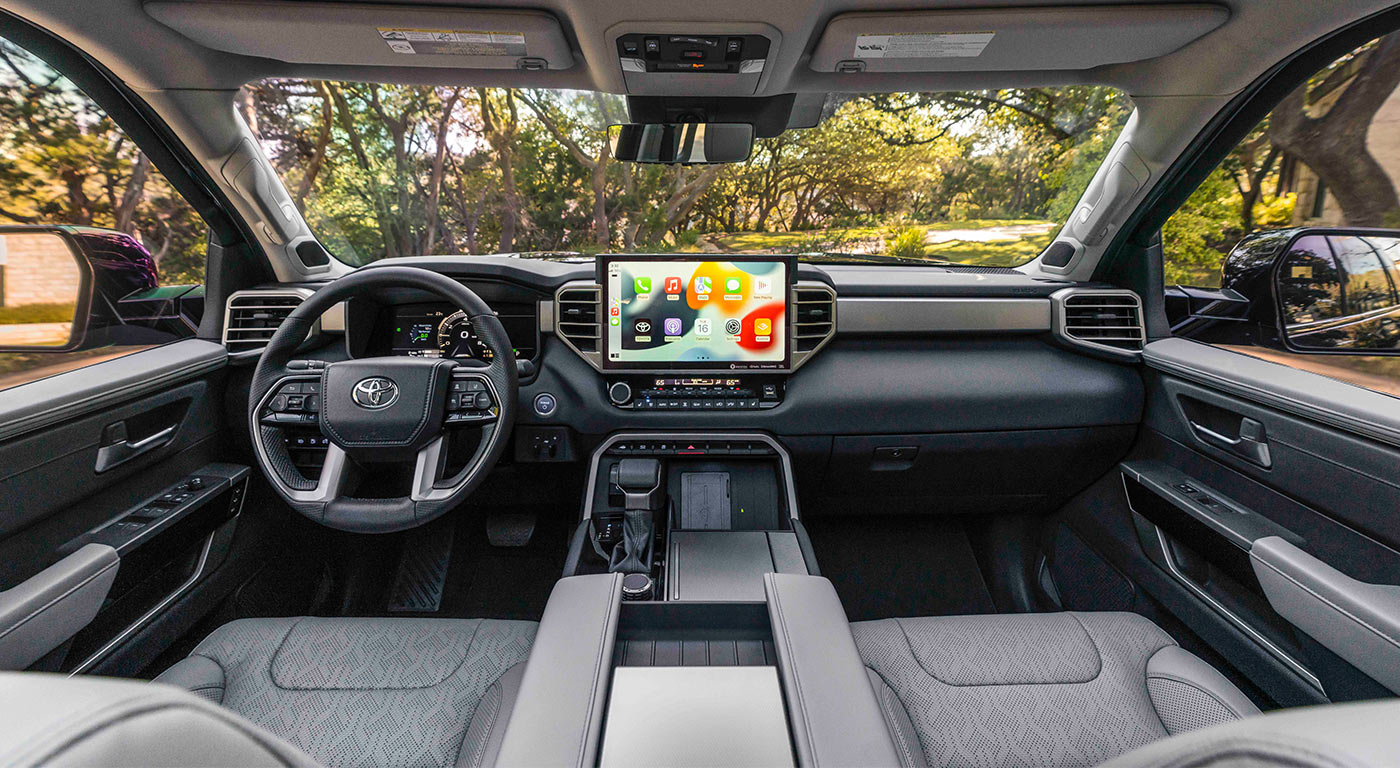 Toyota Sequoia 2023 híbrida en México interior lujosos con pantalla de 14 pulgadas compatible con Android Auto y Apple CarPlay inalámbricos