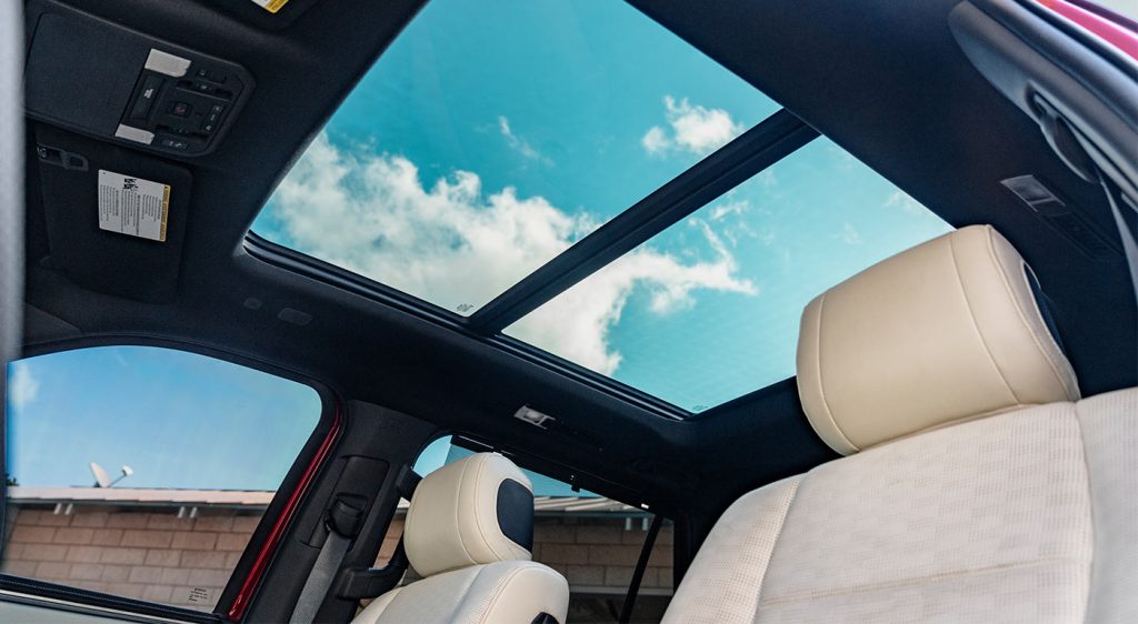 Toyota Sequoia 2023 híbrida en México interior lujosos con techo panorámico