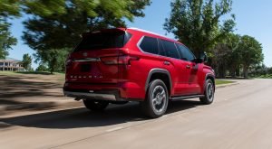 Toyota Sequoia 2023 híbrida en México color rojo diseño posterior