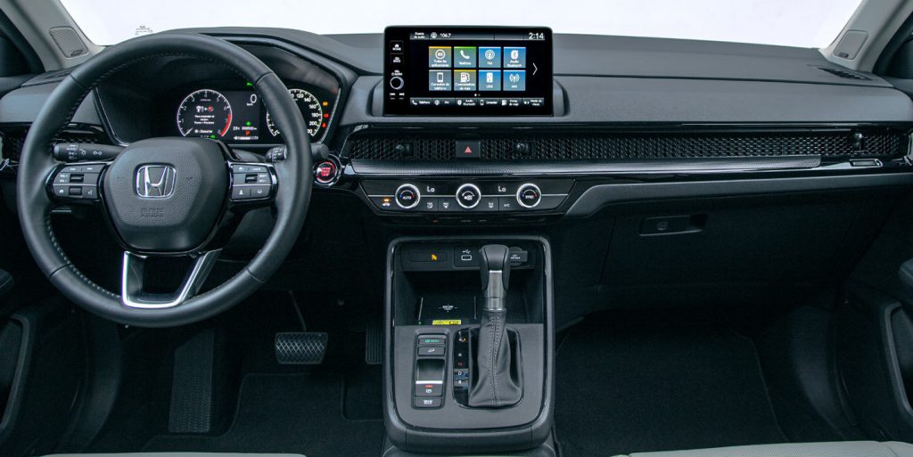 Honda CR-V 2023 en México interiores, pantalla touch con Android Auto y Apple CarPlay, palanca de velocidades, consola y aire acondicionado automático