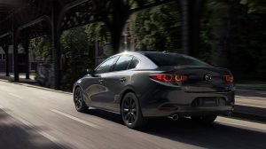 Mazda 3 Sedán 2023 en México color gris con rines oscuros en carretera