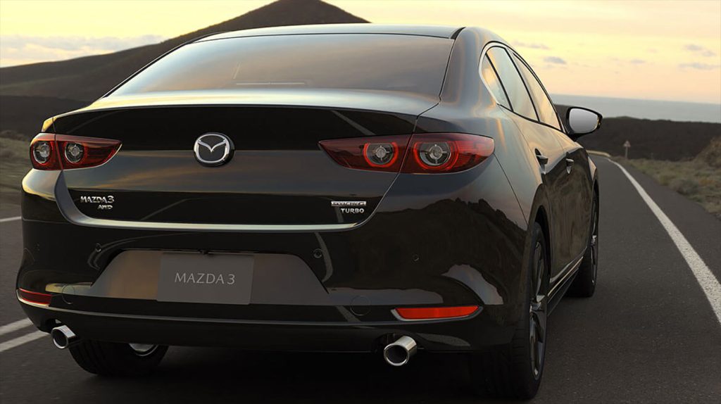 Mazda 3 Sedán 2023 en México color negro Carbon Edition parte posterior