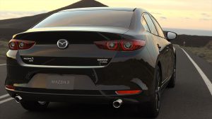 Mazda 3 Sedán 2023 en México color negro Carbon Edition parte posterior