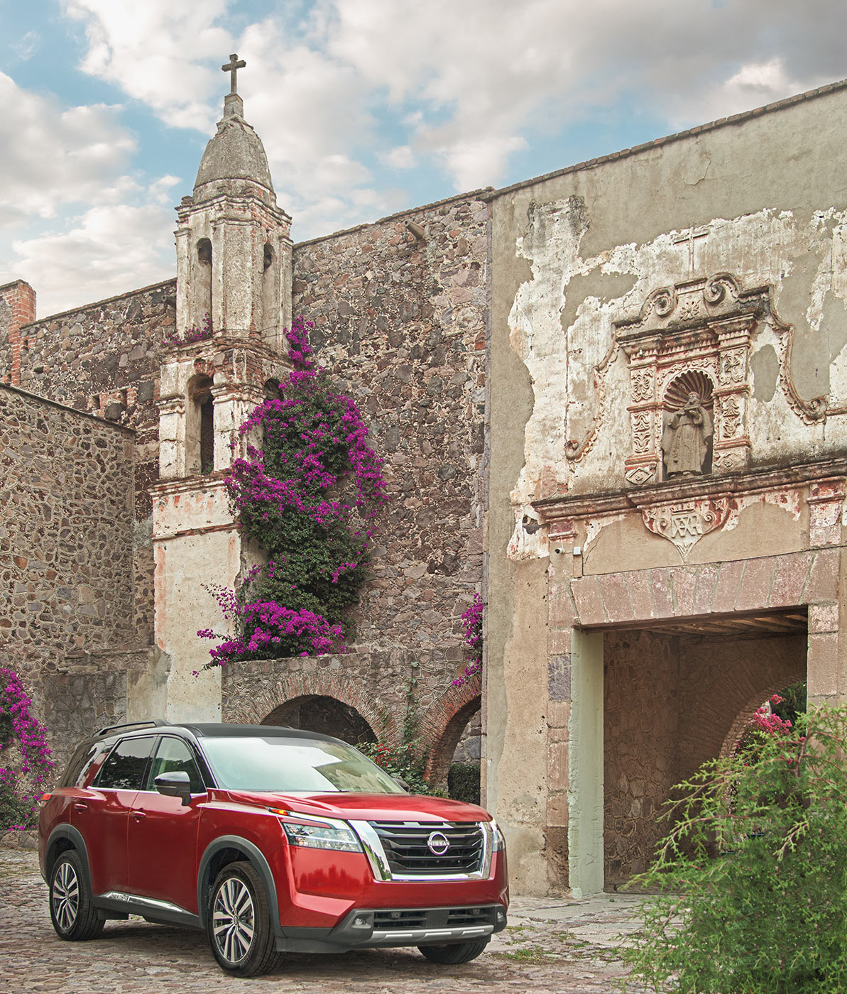 Nissan Pathfinder 2023 en México bicolor diseño exterior totalmente renovado - estacionada frente a Iglesia