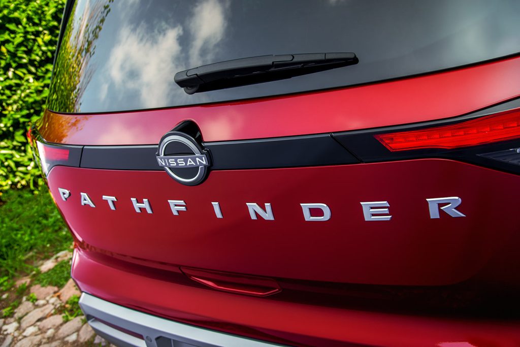 Nissan Pathfinder 2023 en México bicolor diseño exterior totalmente renovado - parte posterior cajuela con emblema