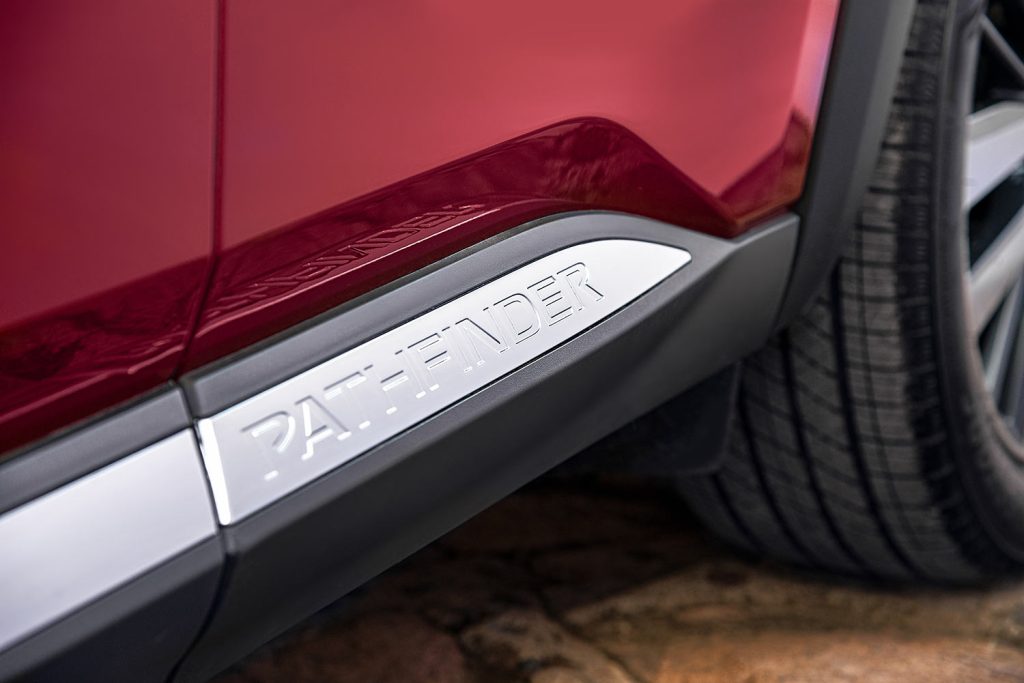 Nissan Pathfinder 2023 en México bicolor diseño exterior totalmente renovado - molduras laterales con logotipo