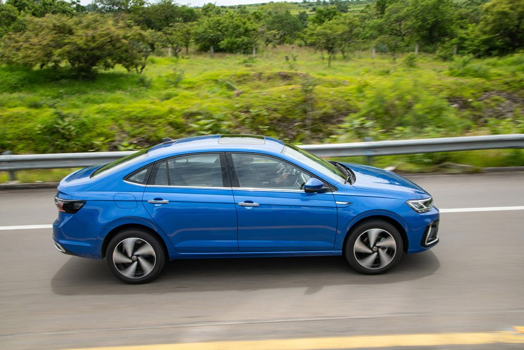 Volkswagen Virtus 2023 en México color azul - diseño exterior renovado con nueva fascia, faros y nuevos rines en su lateral