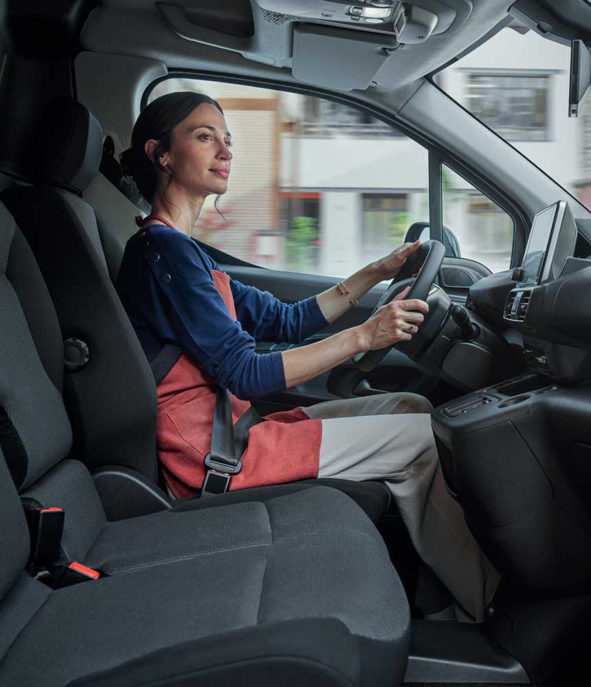 Peugeot e-Partner 2023 en México interiores conduciendo por una mujer