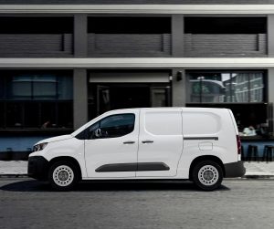 Peugeot e-Partner 2023 en México color blanco lateral