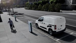 Peugeot e-Partner 2023 en México color blanco lateral estacionada frente a estación de carga