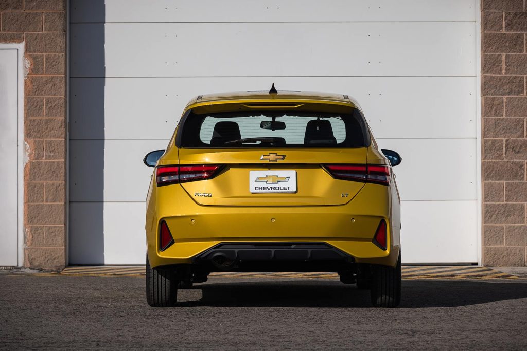 Chevrolet Aveo Hatchback 2024 en México diseño exterior parte trasera con faros LED y sensores de estacionamiento