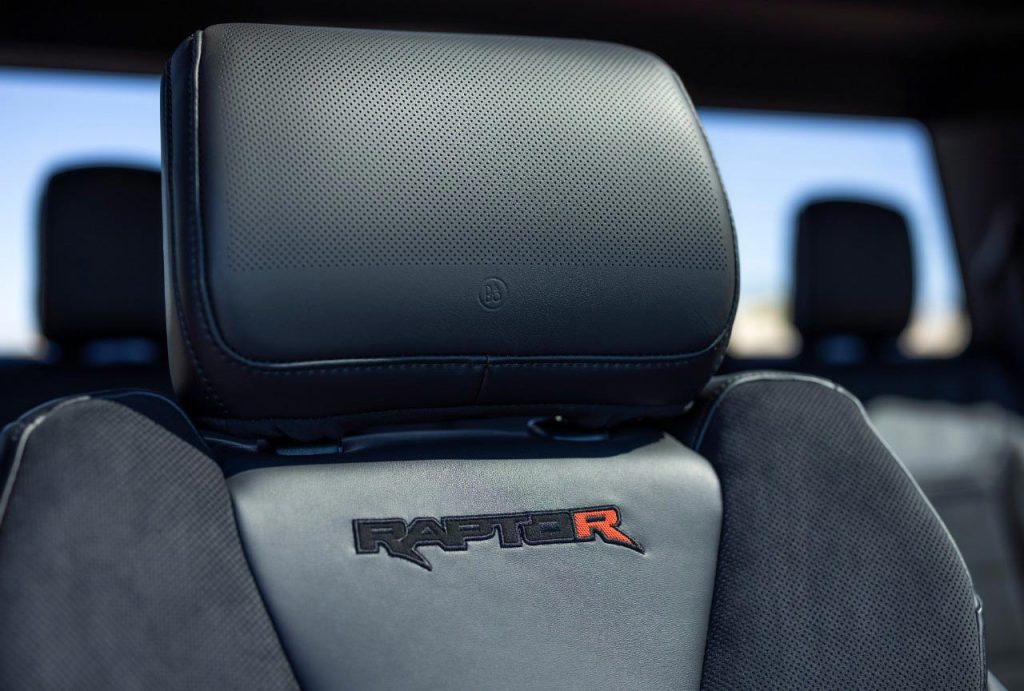 Ford Lobo Raptor R 2023 en México, diseño interior asientos con costuras naranja y emblema RaptorR