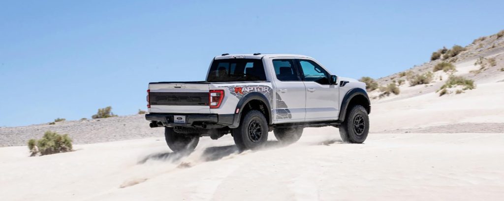 Ford Lobo Raptor R 2023 en México, la más potente pickup en terreno difícil - diseño exterior parte posterior y lateral