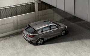 Kia Forte Hatchback 2023 en México color plata GT parte posterior y superior con quemacocos