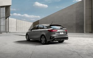 Kia Forte Hatchback 2023 en México color plata GT parte posterior con luces LED y doble escape cromado