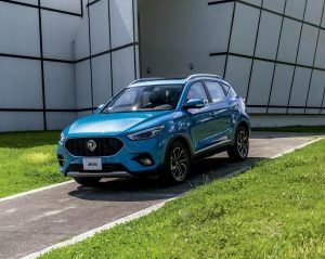 MG ZS 2023 en México color azul estacionada