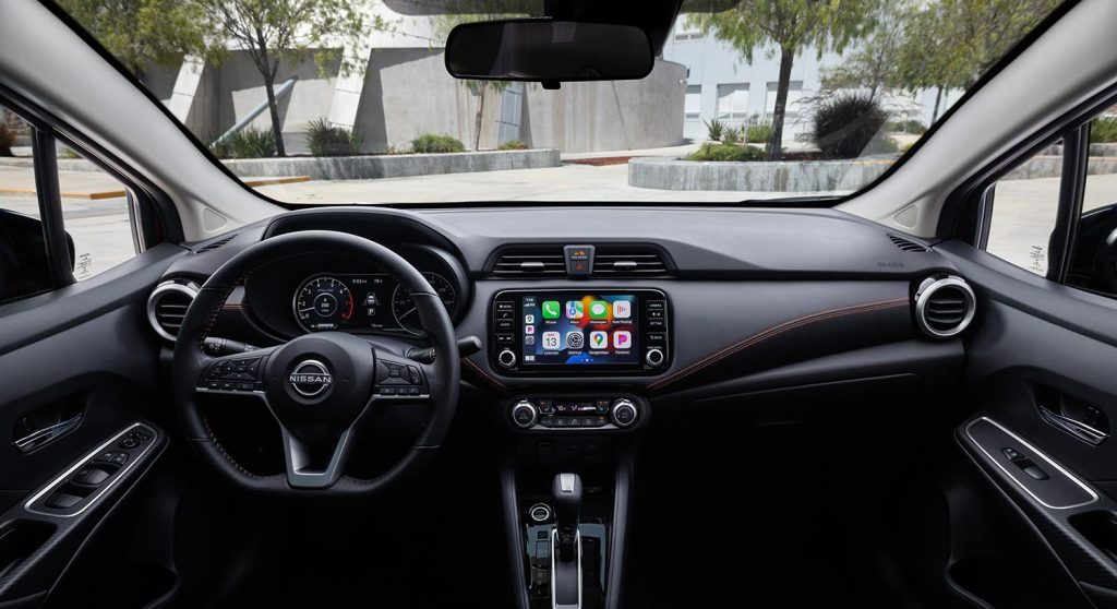 Nissan Versa 2023 en México diseño interior con pantalla de 8 pulgadas con Android Auto y Apple CarPlay