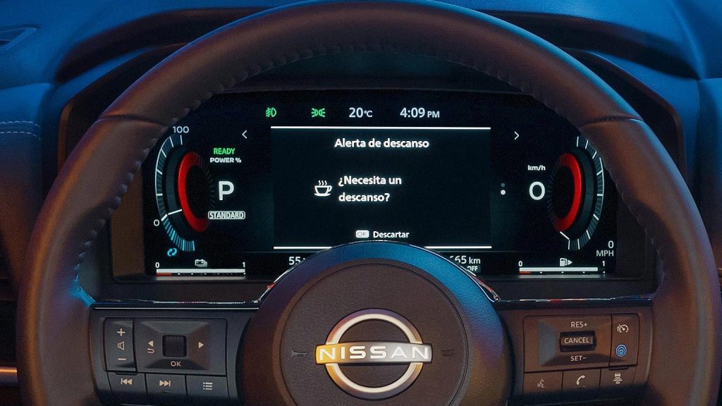Nissan X-Trail e-Power 2023 en México interior con pantalla de información a color