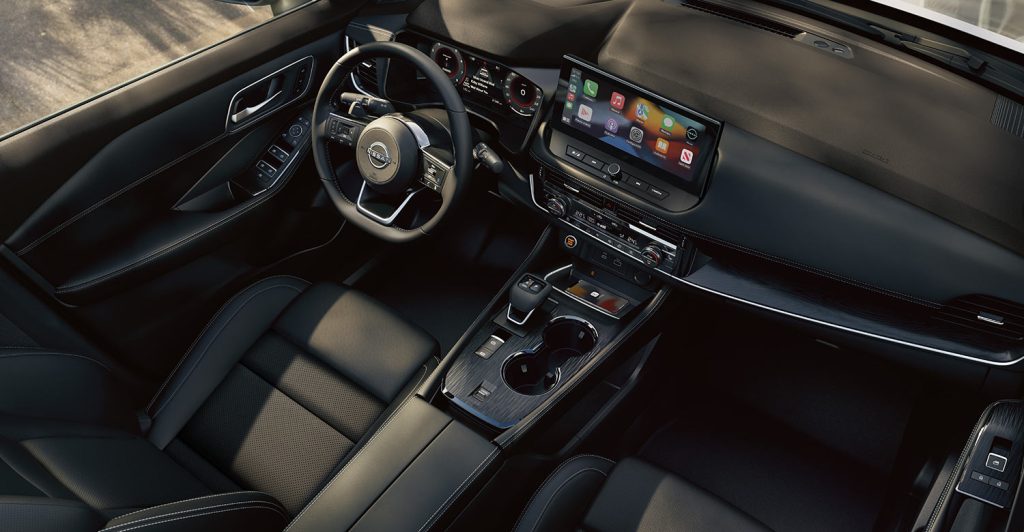 Nissan X-Trail 2023 en México interiores espaciosos, nueva pantalla a color con Android Auto y Apple CarPlay, consola central y volante con funciones