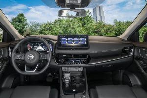 Nissan X-Trail 2023 en México interiores espaciosos tablero frontal con pantalla touch a color amplia