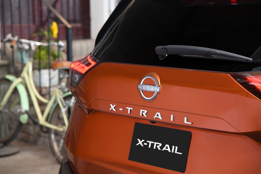 Nissan X-Trail 2023 en México nuevo logo y emblema posterior