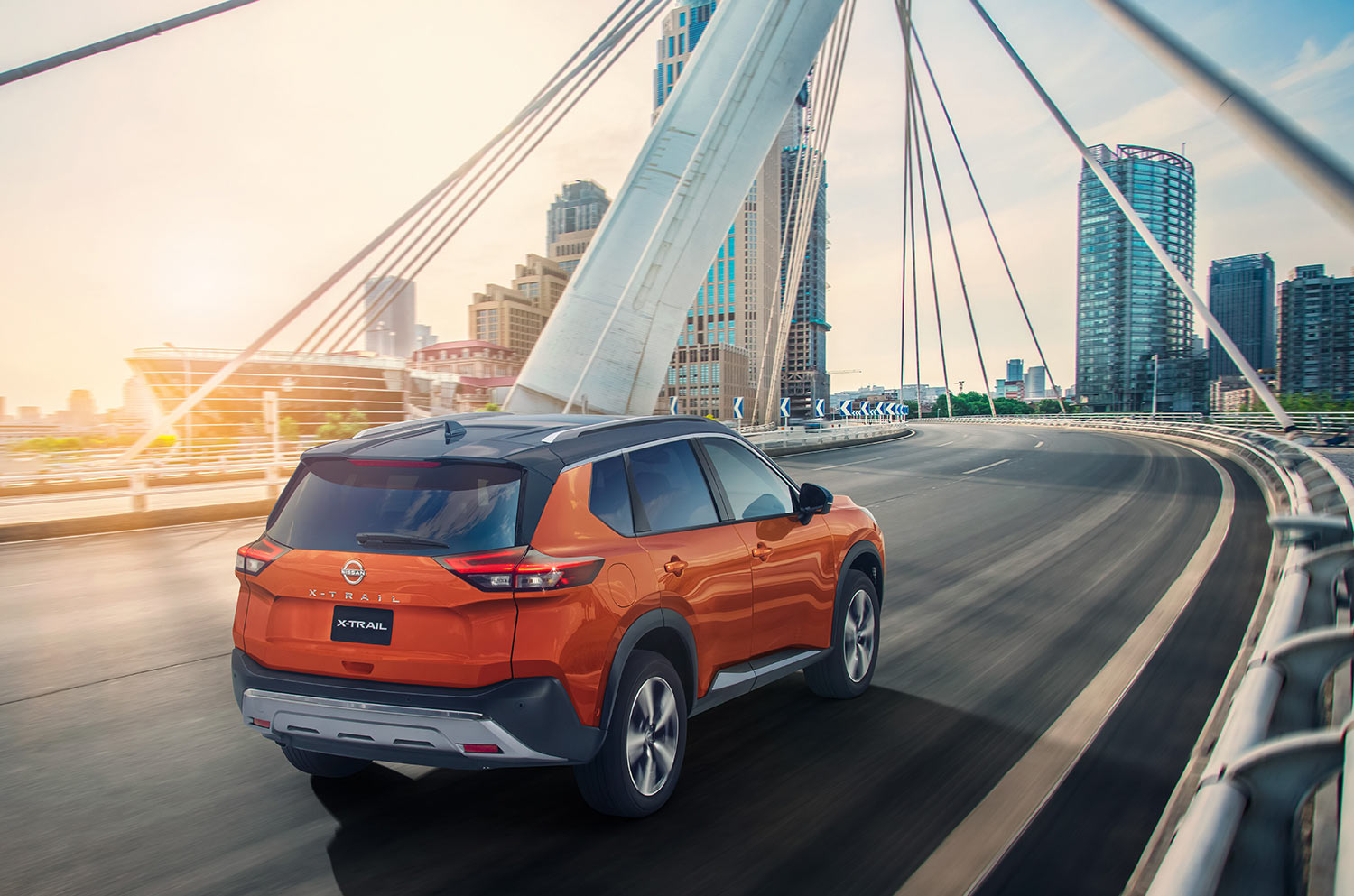 Nissan X-Trail 2023 en México cuarta generación en calle color naranja con negro