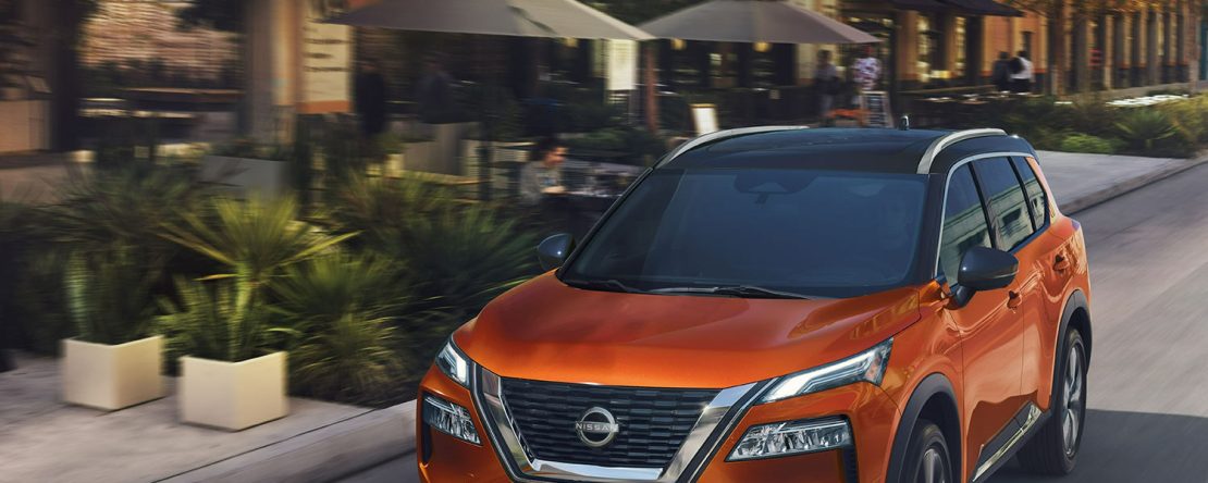 Nissan X-Trail 2023 en México cuarta generación en calle color naranja con negro vista de frente