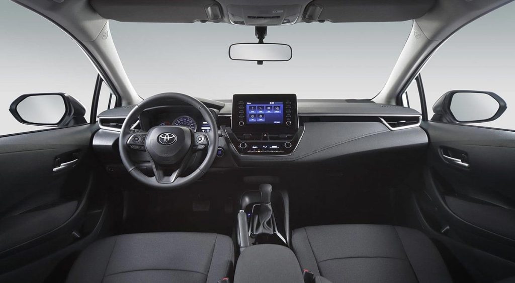 Toyota Corolla 2023 en México interior con pantalla touch flotante