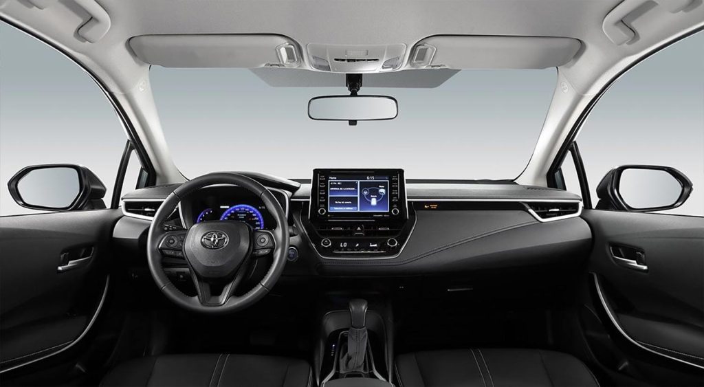 Toyota Corolla Hybrid 2023 en México interiores con pantalla touch flotante y volante con controles