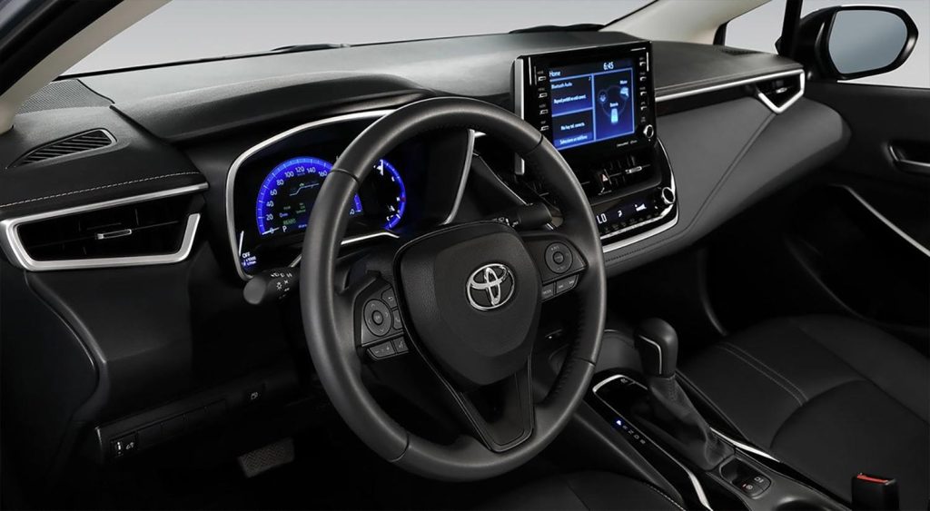 Toyota Corolla Hybrid 2023 en México interiores con pantalla touch flotante