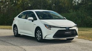 Toyota Corolla Hybrid 2023 en México color blanco