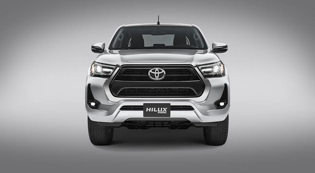 Toyota Hilux 2023 color plata diseño exterior frente con parrilla