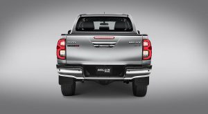 Toyota Hilux 2023 color plata diseño exterior posterior caja