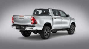 Toyota Hilux Diesel 2023 en México color plata diseño exterior parte posterior con caja