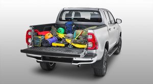 Toyota Hilux Diesel 2023 en México color plata diseño exterior parte posterior con caja abierta cargada de cosas