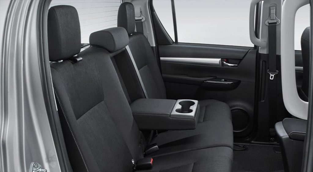 Toyota Hilux 2023 en México - interior asientos posteriores con portavasos