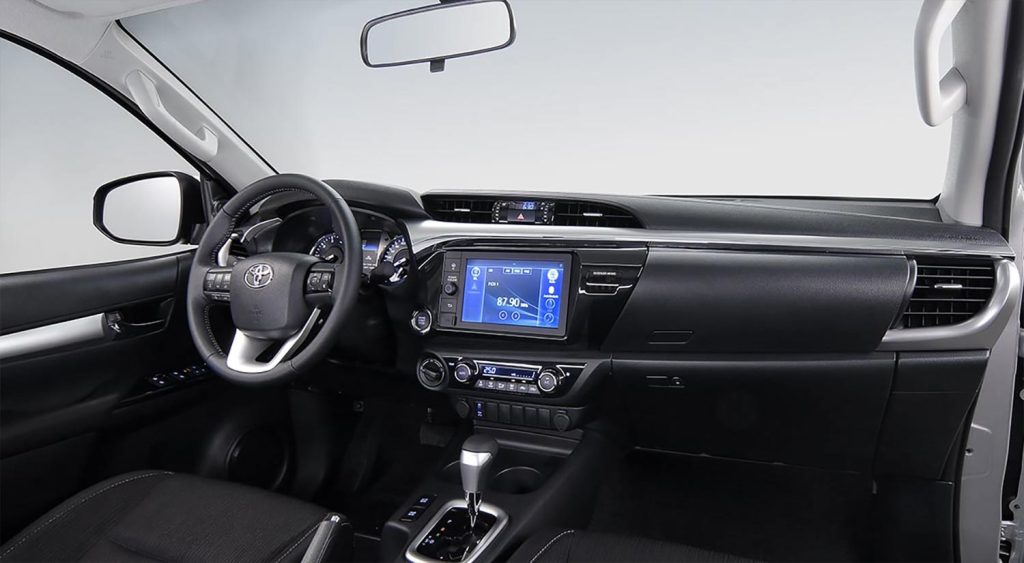 Toyota Hilux 2023 en México - interior con pantalla touch con Android Auto y Apple CarPlay, palanca de cambios