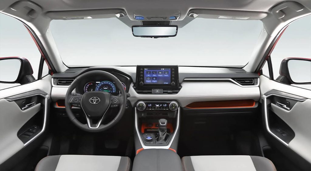 Toyota RAV4 2023 en México interiores con volante, pantalla, palanca y tablero