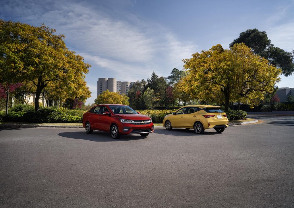 Chevrolet Aveo Sedán 2024 y Aveo Hatchback 2024 para México color rojo y amarillo