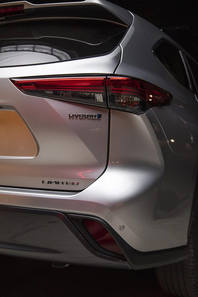 Toyota Highlander HEV 2023 híbrido en México parte posterior detalle de faros LED y emblema