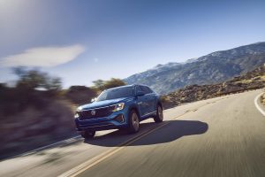 Volkswagen Atlas Cross Sport 2024 en carretera color azul