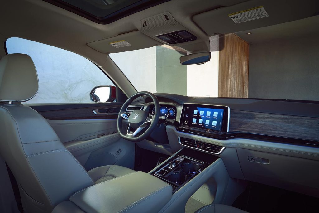 Volkswagen Atlas (Teramont) 2024 interior con volante, pantalla flotante y asientos